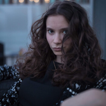 Photo by https://www.finnsquare.com/ picture of a girl with curly hair looking at the camera