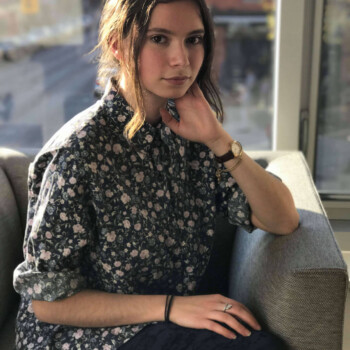 Photo by https://www.finnsquare.com/ photo of a girl in a flower print shirt sitting in a chair